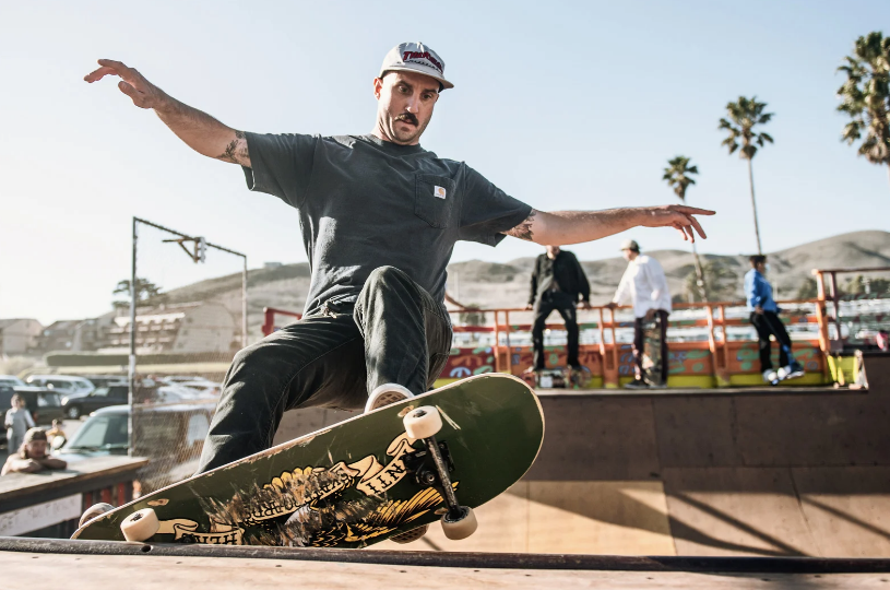 DO ASFALTO ÀS VITRINES: O ESTILO SKATISTA NA MODA