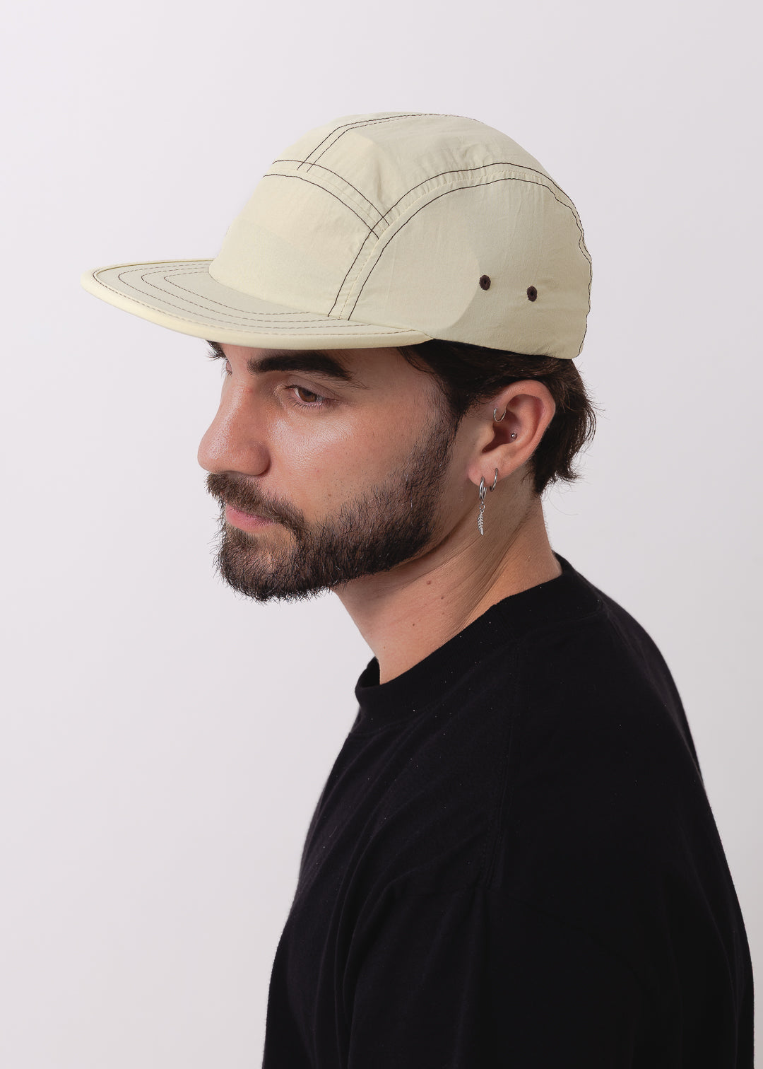 Boné Five Panel Bege com Linha Marrom