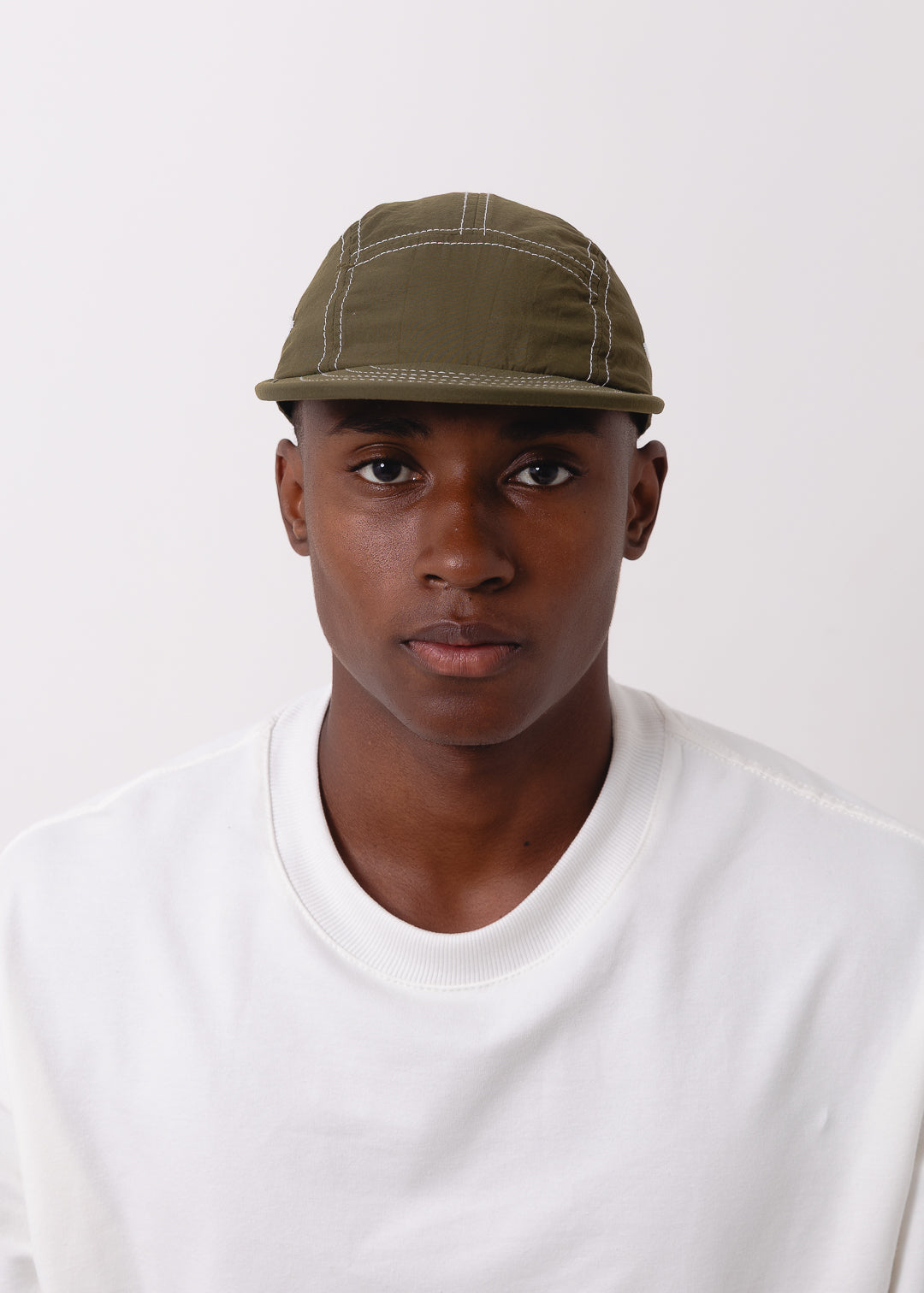 Boné Five Panel Streetwear Verde com Linha Branca